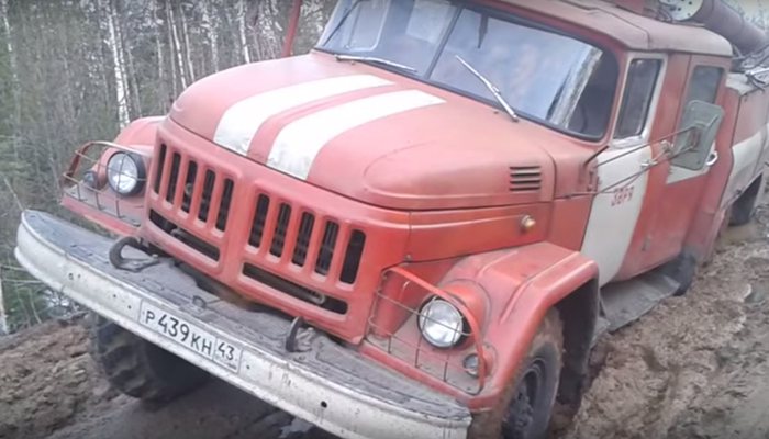 Центр притяжения: на дороге Демьяново — Киров застревает всё, кроме тракторов