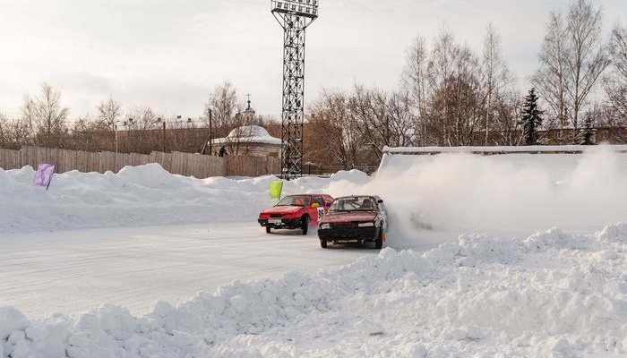 Разбитые тачки в сугробах и снежный буран: как прошли заезды в Слободском