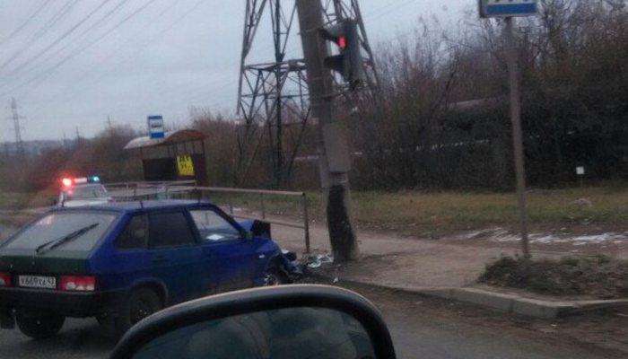 ДТП на Луганской: «девятка» врезалась в столб