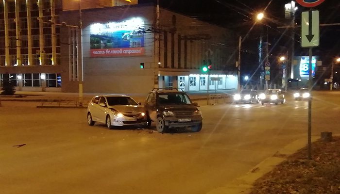 В центре города произошло столкновение Niva Chevrolet и Hyundai Solaris