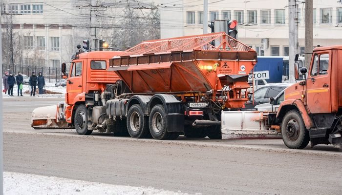 Администрация Кирова: из-за снегопада на уборку улиц выведена 81 единица техники
