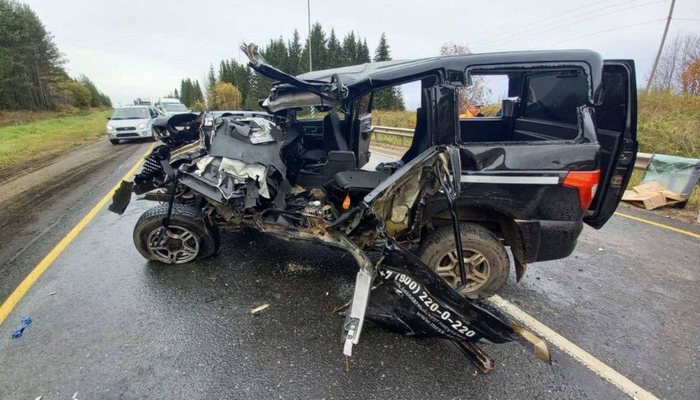 В Кировской области "УАЗ" врезался в фуру: есть пострадавшие