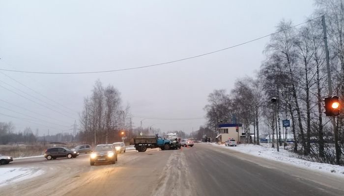 В Кирово-Чепецке «шестерка» влетел в грузовик: пассажирку госпитализировали
