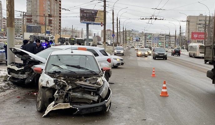 Пять пострадавших: на Московской в Кирове такси врезалась в "Форд"