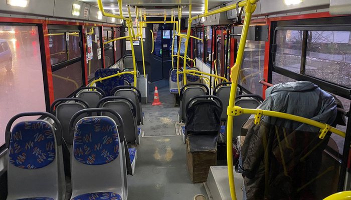 Сводка аварий за 2 ноября в Кирове: упавшая в автобусе пенсионерка и перевернувшаяся "Гранта"