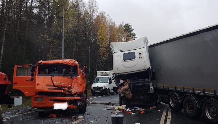 В Юрьянском районе фура столкнулась с автоцистерной