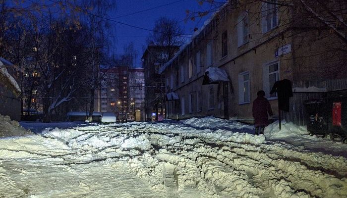 «Никогда такого не было, и вот опять»: Киров «потихоньку» заваливает снегом