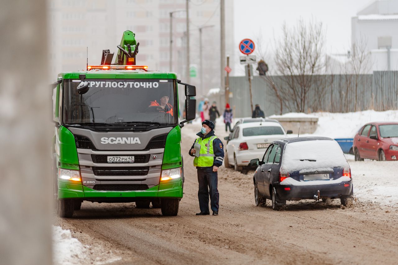 Девушка успела до отъезда автоэвакуатора, но автомобиль ей не отдали.  Почему? — Авто43 Киров