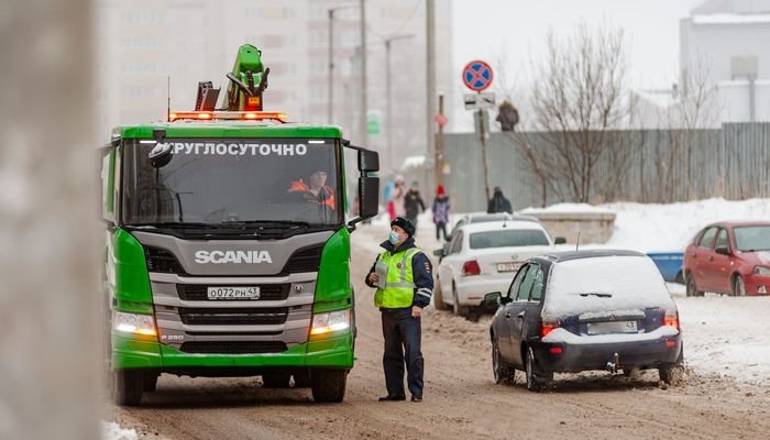 В Кирове начинается «охота» за машинами, мешающими уборке улиц от снега