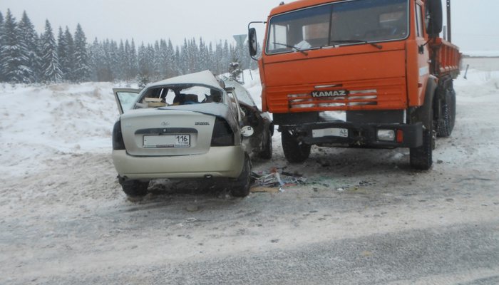 Водитель Kalina не рассчитал дорожные условия и врезался в КамАЗ