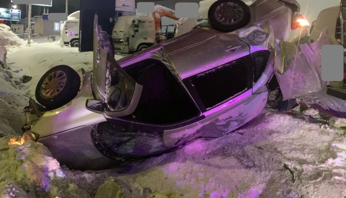 После ДТП с тремя автомобилями на Южном обходе Кирова "Лада Гранта" опрокинулась