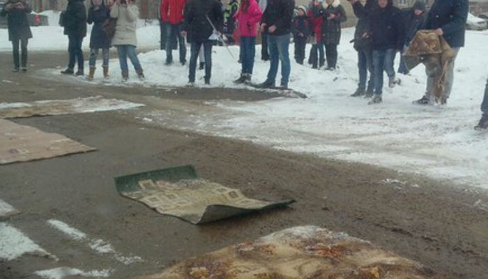 Разбитые дороги в Нововятске устлали коврами