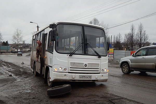 В Омутнинске у пассажирского автобуса на переезде отпало колесо