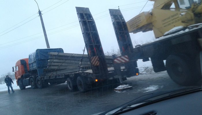 На Советском тракте с прицепа грузовика упали ЖБ плиты