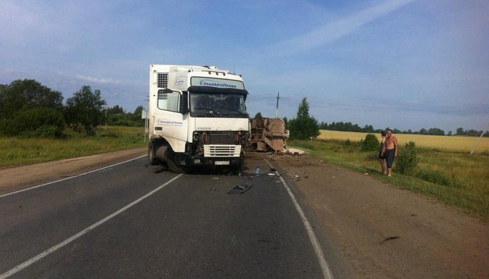В Котельничском районе столкнулись ЗиЛ и большегруз Volvo