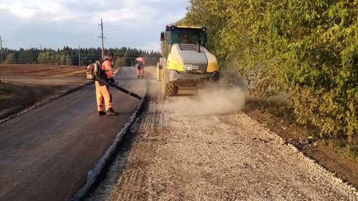 Подрядчика, который «укладывал асфальт прямо на глину» возьмут на контроль