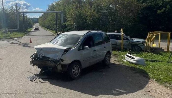 Пять человек пострадали при столкновении легковушек в Кировской области