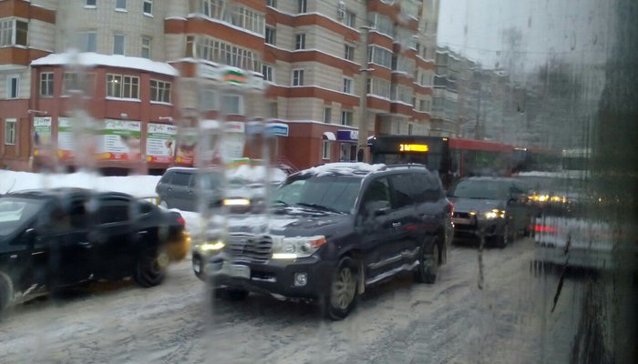 Город в пробках: аварии и заносы парализовали движение в Кирове