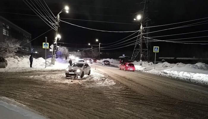 В Кирове водитель на «Логане» сбил молодую девушку
