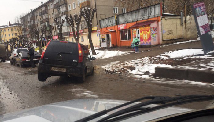 В Кирове еще одна машина провалилась под асфальт
