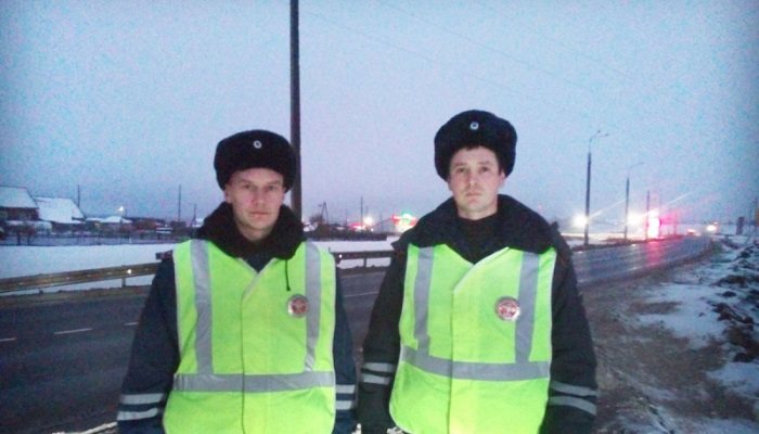 ДПСники из Омутнинска спасли семью, улетевшую в кювет на машине