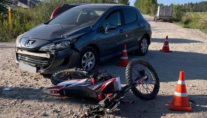 Два подростка на мотоцикле врезались в иномарку в Кирове