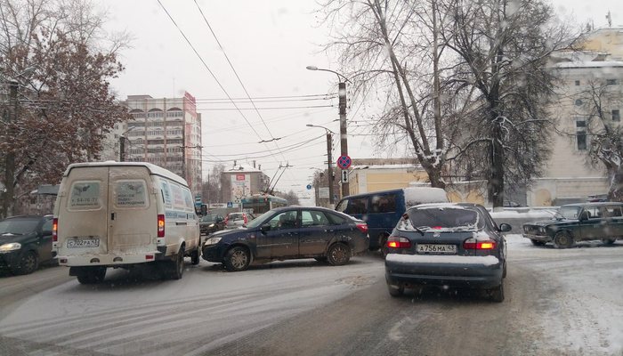 В Кирове затруднен проезд по Преображенской