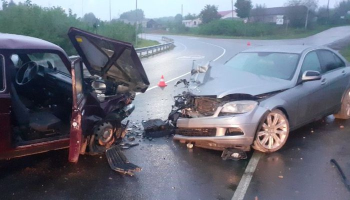 Водитель Mercedes врезался в ограждение и столкнулся с "Нивой" на трассе "Вятка"