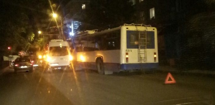 ДТП на Октябрьском проспекте: троллейбус встретился с “Мерседесом”