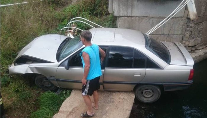 Пьяный водитель на Opel рухнул с моста через реку