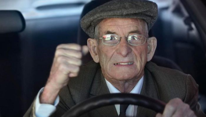 Пенсионеров выделят в автомобильном потоке