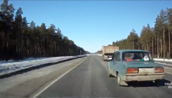 Невнимательность водителя едва не привела к серьезному ДТП [видео]