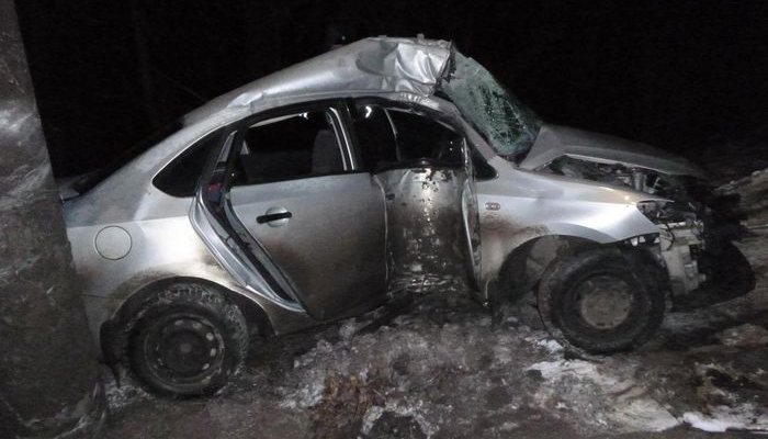 В Кирове Volkswagen врезался в столб: в аварии пострадала 5-летняя девочка