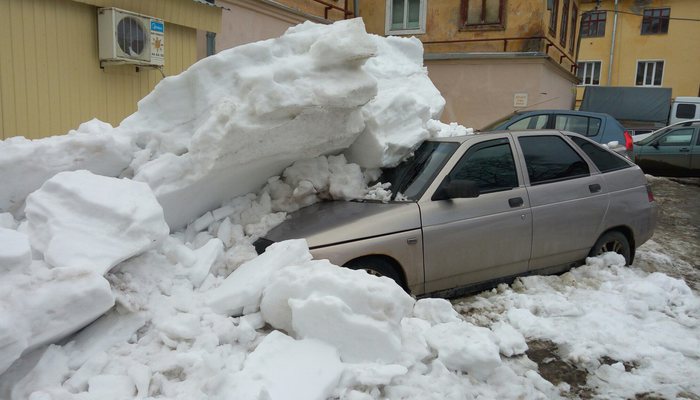 В Кирове машину придавила снежная глыба