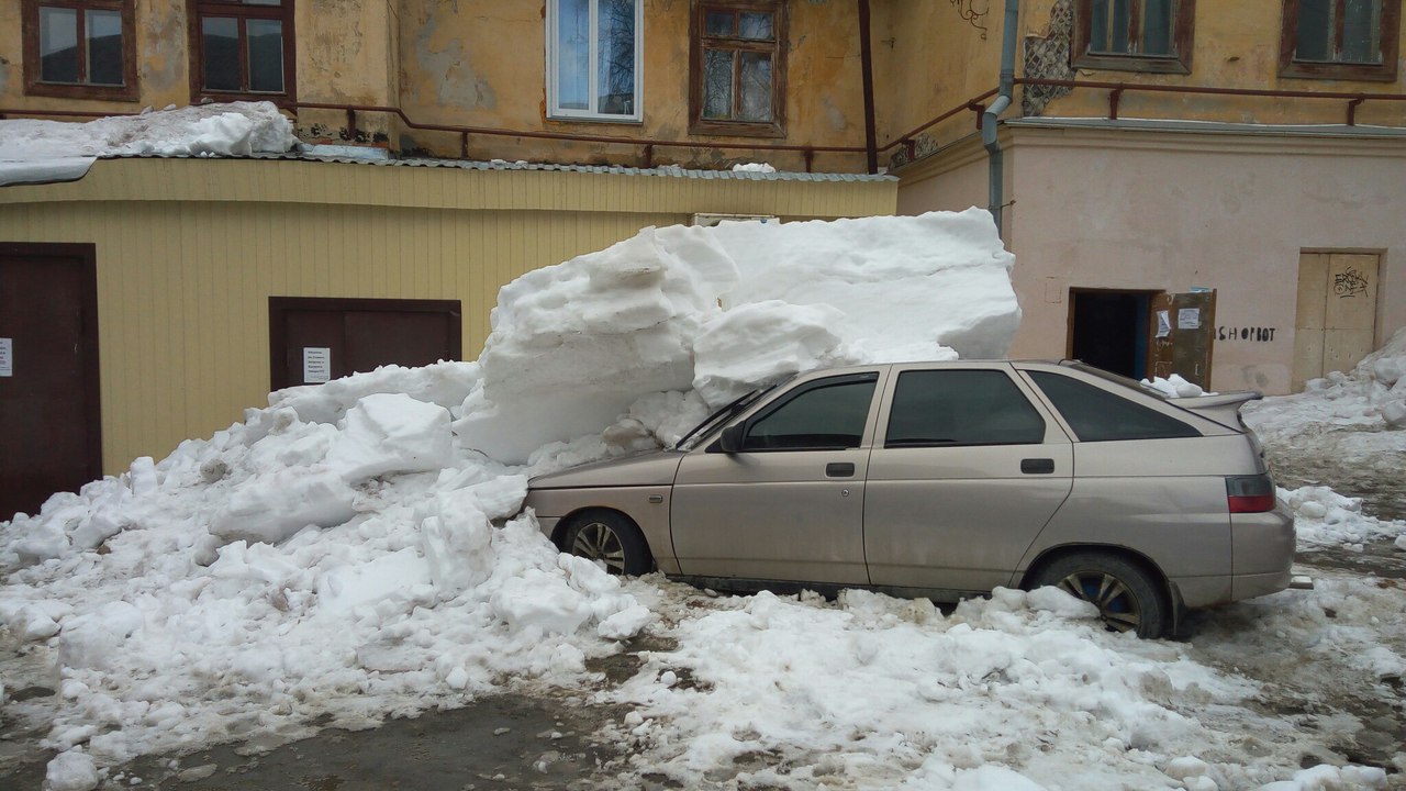 В Кирове машину придавило упавшей с крыши глыбой снега - автоновости Кирова  — Авто43 Киров