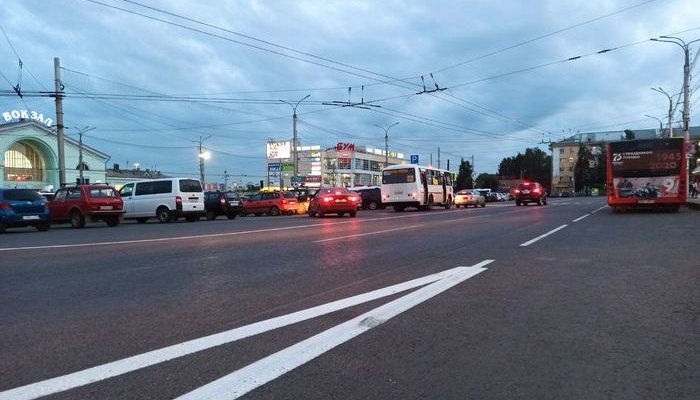 «Без нарушения не проехать»: что не так с разметкой на Комсомольской площади в Кирове?