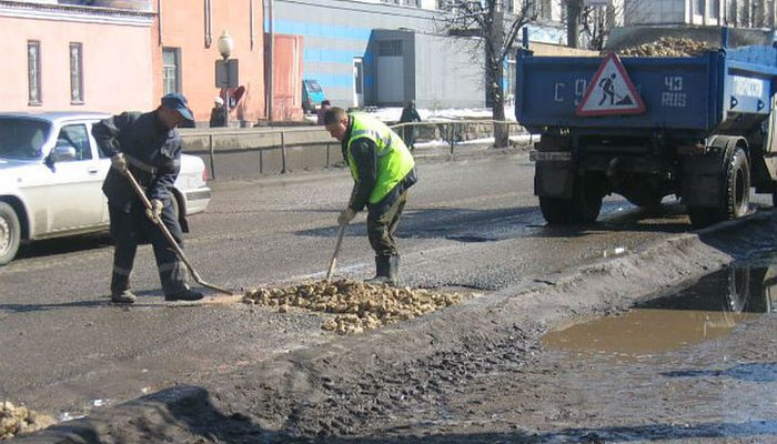 Администрация Кирова просит убрать машины с ремонтируемых дорог