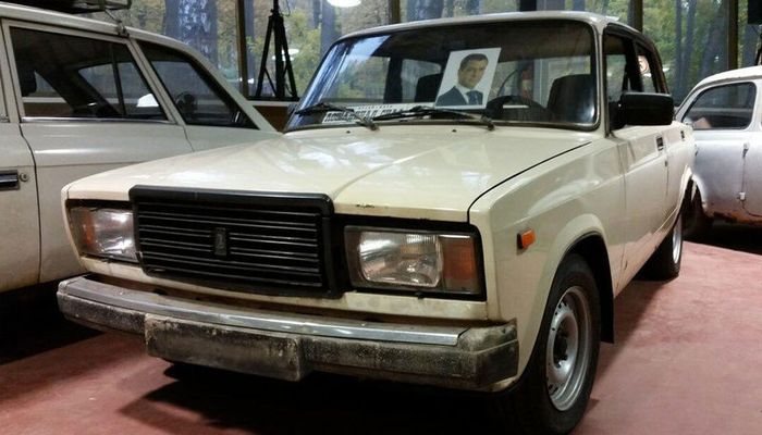Ржавую машину, принадлежащую Медведеву, продают за 650 000 рублей