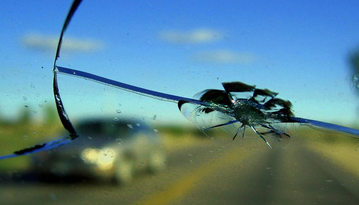 Что делать если камень, вылетевший из под колёс, оставил скол на стекле?