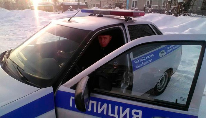 Инспектор ДПС спас пассажиров «скорой», съехавшей в кювет