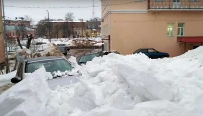 Упавший с крыши снег придавил 3 машины в Кирове