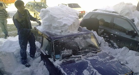 Что делать, если на машину упал снег или лед с дома? Разбираемся