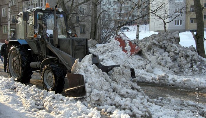 45 машин и 65 рабочих: последствия снегопада в Кирове убирали всю ночь 