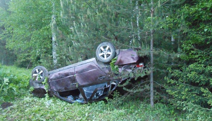 В Кирово-Чепецке автомобиль «Лада Гранта» вылетел в кювет: есть пострадавшие