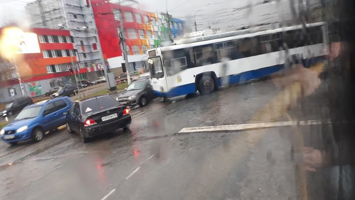 Авария на перекрестке Воровского-Попова: троллейбус перегородил проезжую часть