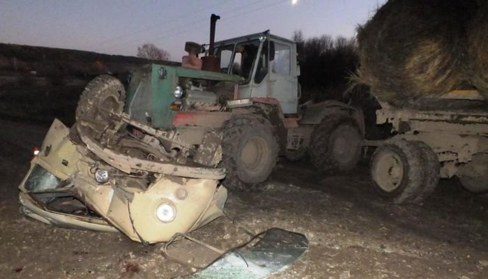 Мужчина на “Уазике” влетел в трактор: два человека погибли
