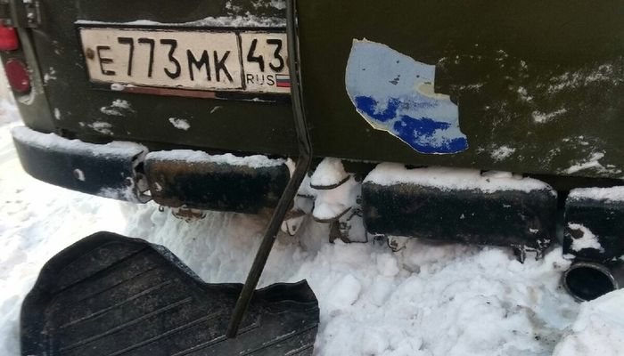 В Кирове пьяный водитель на «буханке»  влетел в остановку: три человека получили травмы