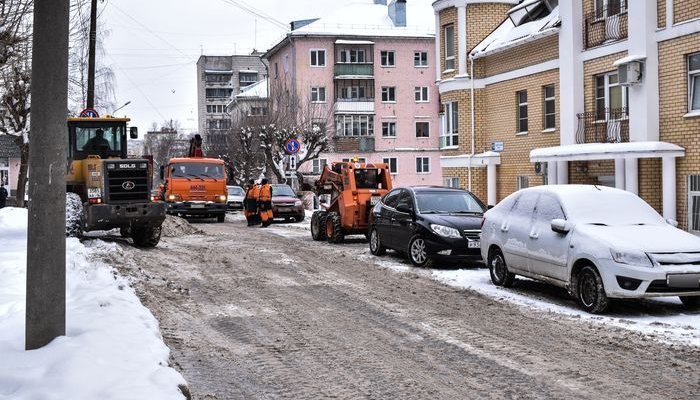 Уборка снега в Кирове: с каких улиц в выходные лучше убрать машину?