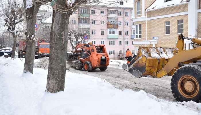 Администрация Кирова: вчера на улицах города работала 121 единица техники