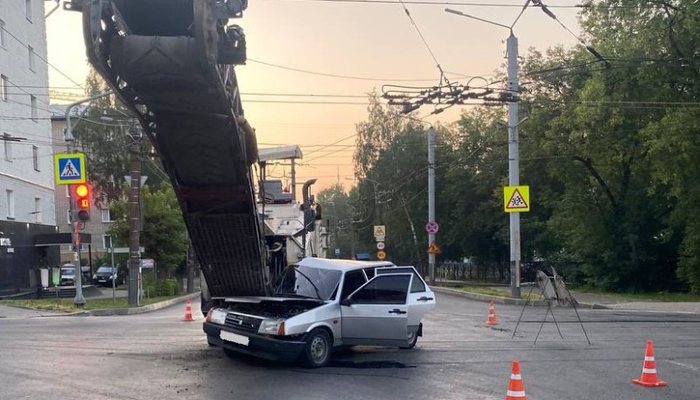 В Кирове водитель "девятки" врезался в дорожную фрезу: есть пострадавший